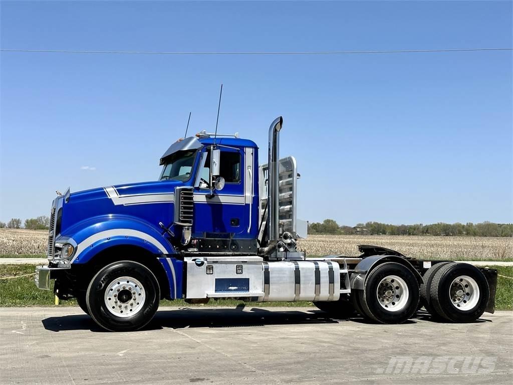 Mack Titan TD713 中古トラクターヘッド | トレーラーヘッド