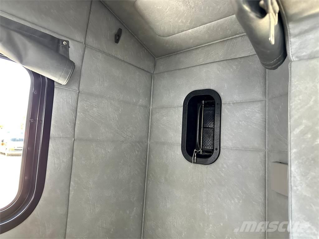 Mack Titan TD713 中古トラクターヘッド | トレーラーヘッド