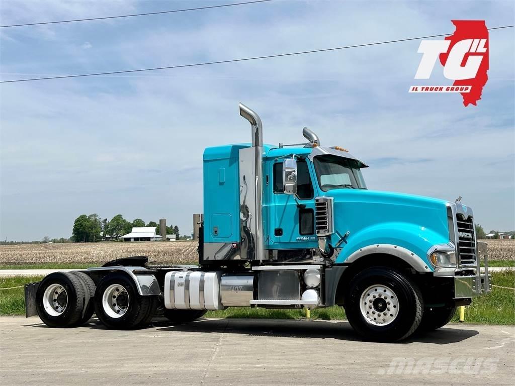 Mack Titan TD713 中古トラクターヘッド | トレーラーヘッド