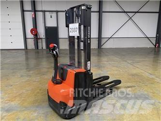 Toyota BT SWE100 自走式スタッカー