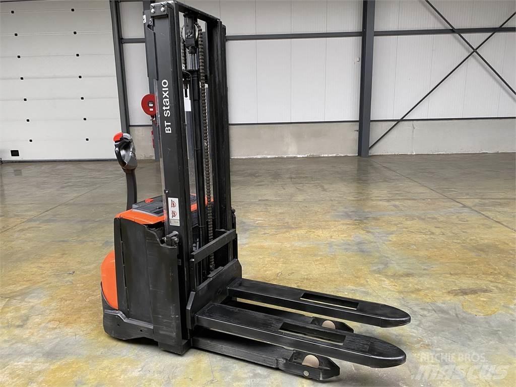 Toyota BT SWE100 自走式スタッカー