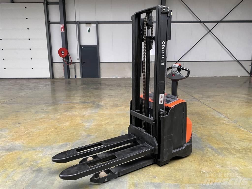 Toyota BT SWE100 自走式スタッカー