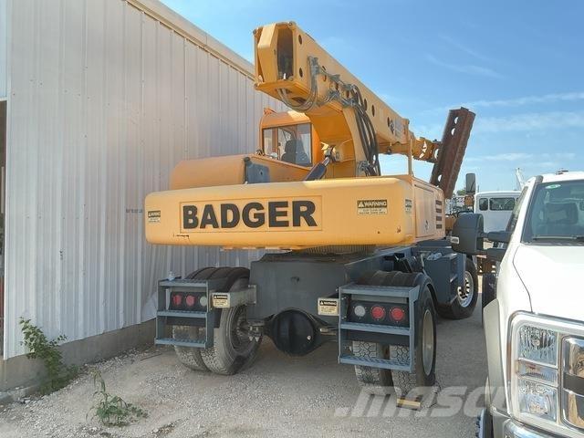 Badger 470TM ホイール式油圧ショベル（パワーショベル・ユンボ・バックホー）