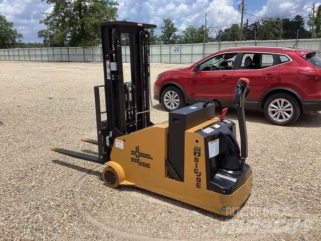 Big Joe CB-22 自走式スタッカー