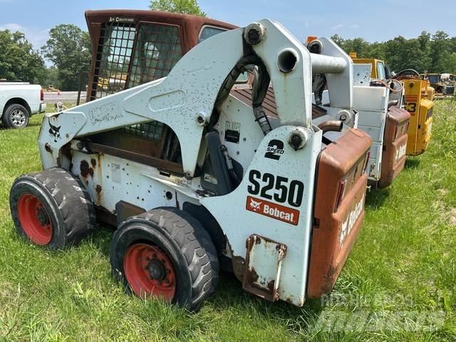 Bobcat S250 スキッドステアローダー