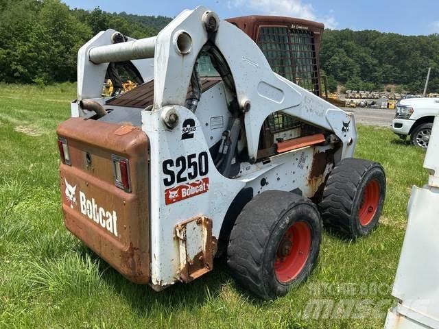 Bobcat S250 スキッドステアローダー