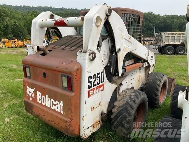 Bobcat S250 スキッドステアローダー