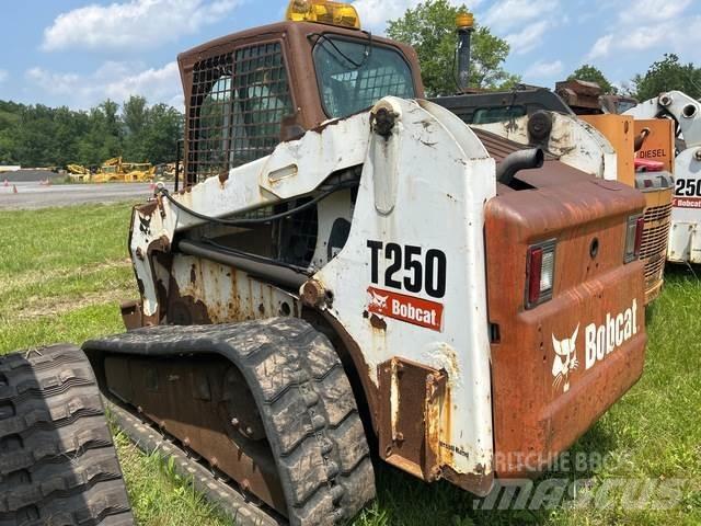 Bobcat T250 スキッドステアローダー