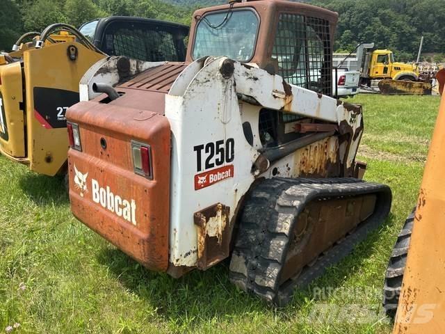 Bobcat T250 スキッドステアローダー