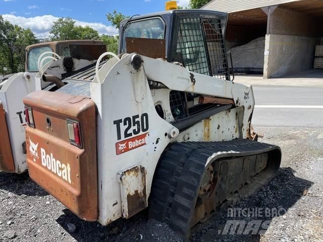 Bobcat T250 スキッドステアローダー