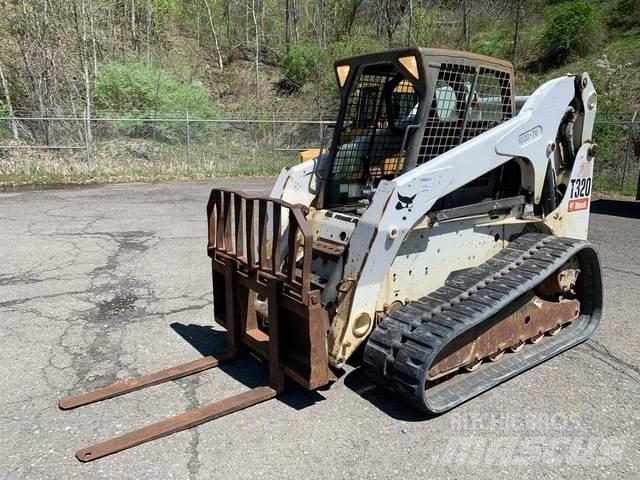 Bobcat T320 スキッドステアローダー