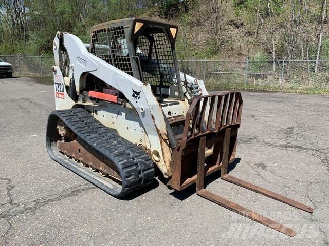 Bobcat T320 スキッドステアローダー