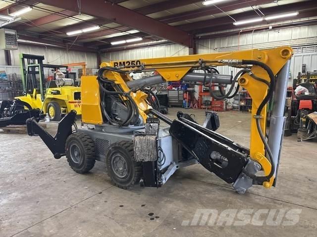 Brokk BM250E 解体油圧ショベル