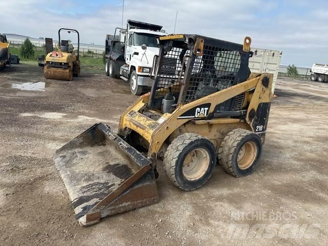 CAT 216 スキッドステアローダー