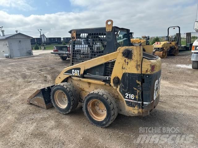 CAT 216 スキッドステアローダー