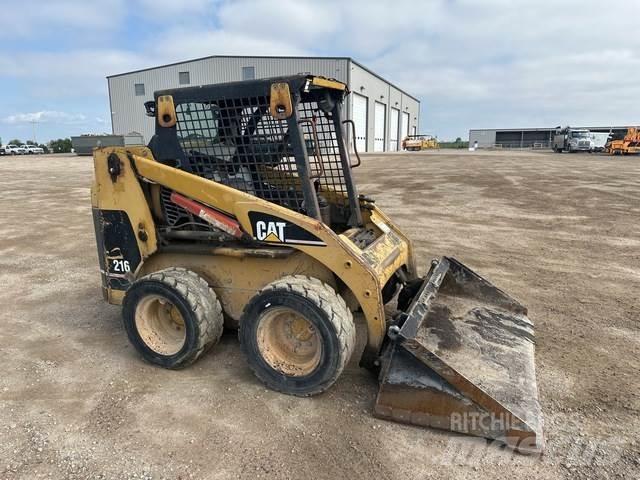CAT 216 スキッドステアローダー