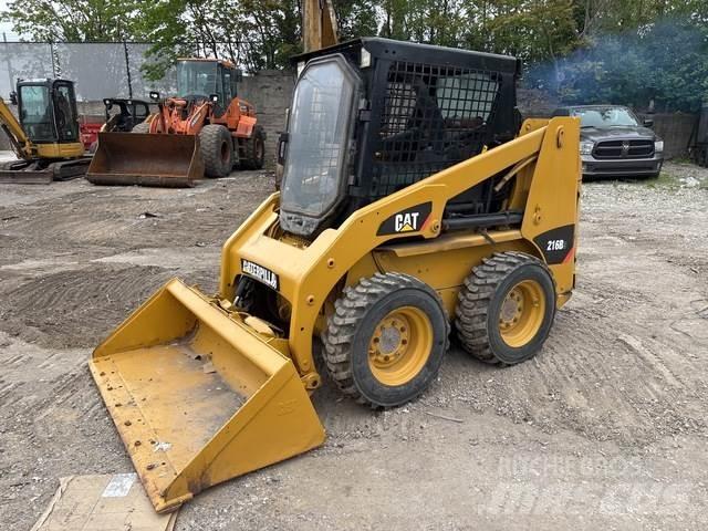CAT 216B3 スキッドステアローダー