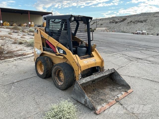 CAT 226B スキッドステアローダー