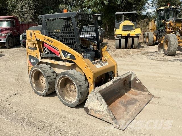 CAT 226B3 スキッドステアローダー