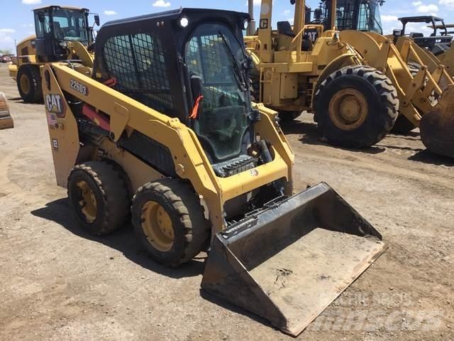 CAT 226D3 スキッドステアローダー