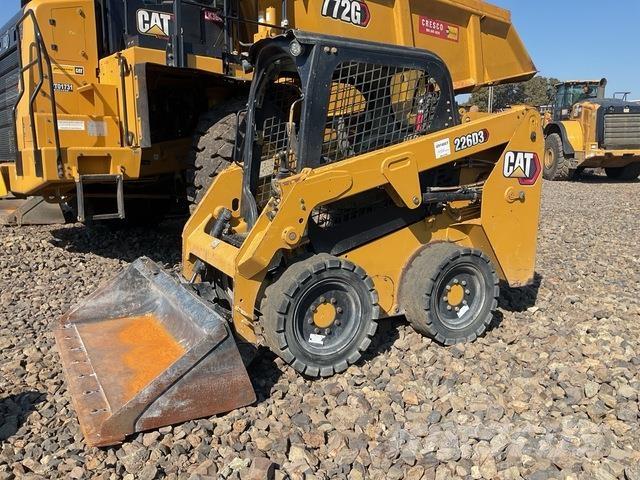 CAT 226D3 スキッドステアローダー