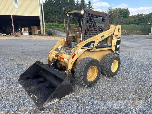 CAT 236 スキッドステアローダー