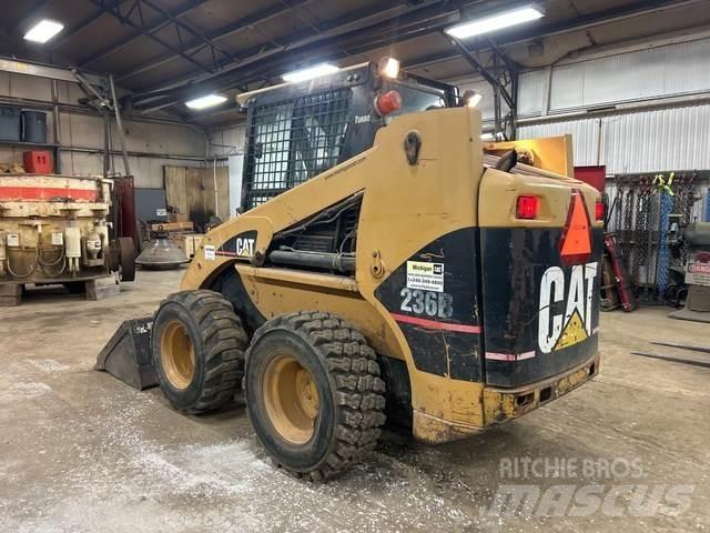 CAT 236B スキッドステアローダー