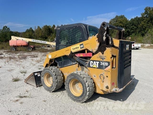 CAT 242D スキッドステアローダー