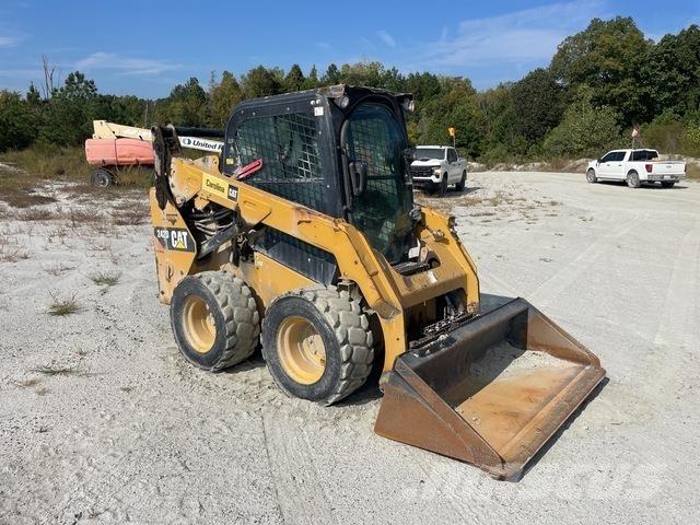 CAT 242D スキッドステアローダー