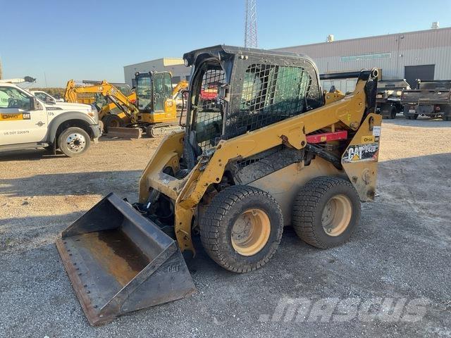 CAT 242D スキッドステアローダー