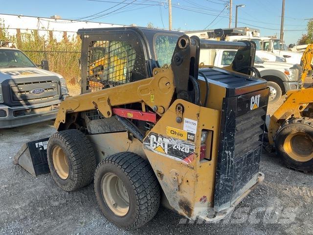 CAT 242D スキッドステアローダー