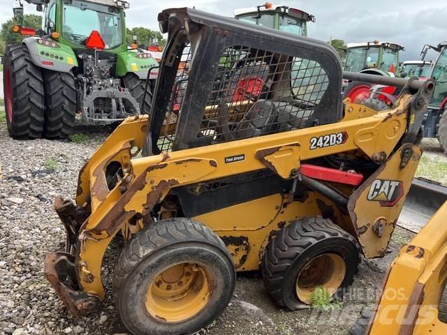 CAT 242D3 スキッドステアローダー