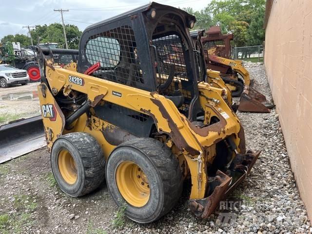 CAT 242D3 スキッドステアローダー