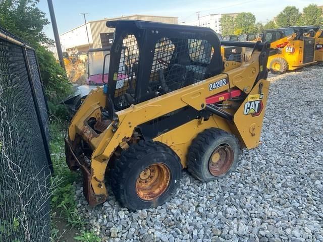 CAT 242D3 スキッドステアローダー