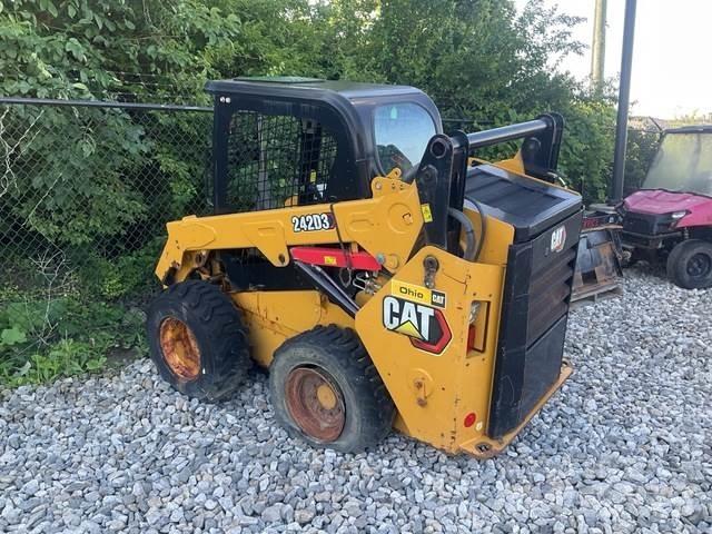 CAT 242D3 スキッドステアローダー
