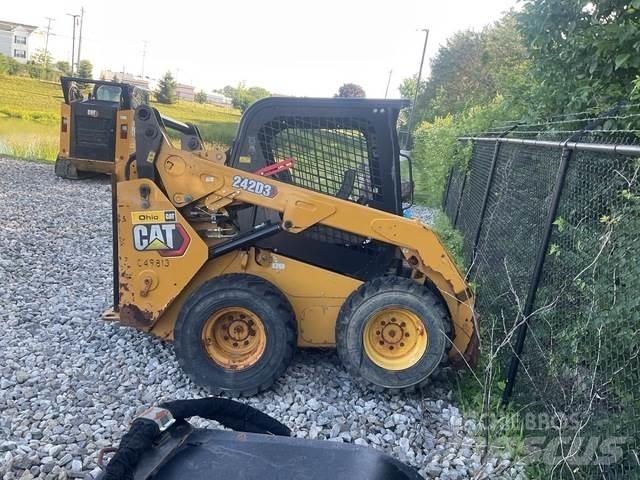 CAT 242D3 スキッドステアローダー