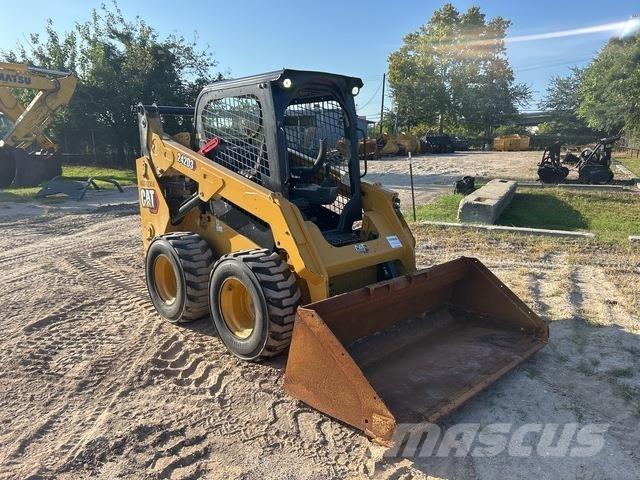 CAT 242D3 スキッドステアローダー