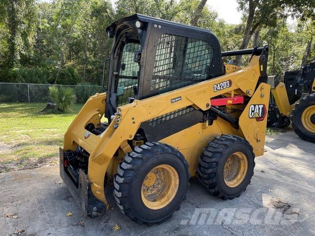 CAT 242D3 スキッドステアローダー