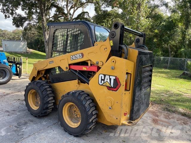CAT 242D3 スキッドステアローダー
