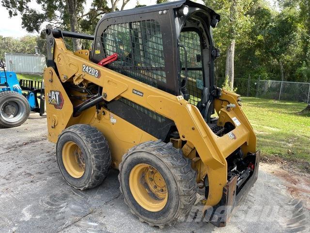 CAT 242D3 スキッドステアローダー