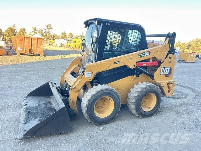 CAT 242D3 スキッドステアローダー