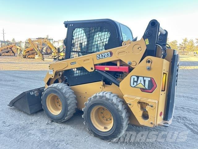 CAT 242D3 スキッドステアローダー