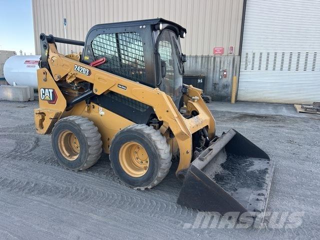 CAT 242D3 スキッドステアローダー