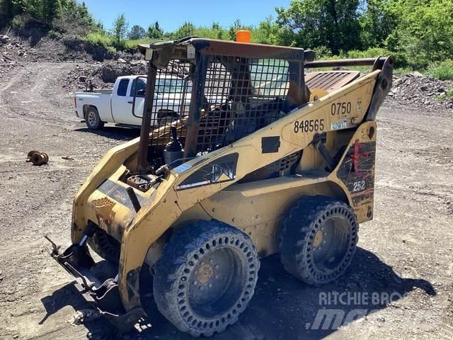 CAT 252 スキッドステアローダー