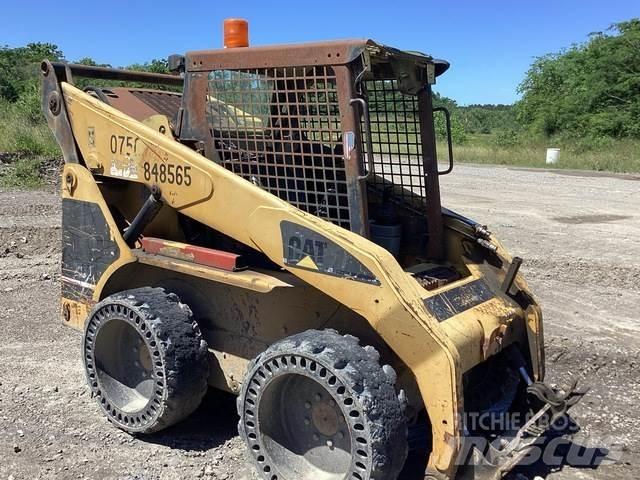 CAT 252 スキッドステアローダー