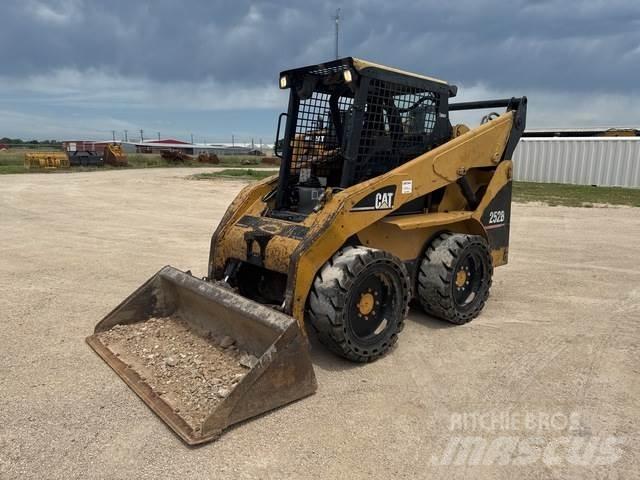 CAT 252B スキッドステアローダー