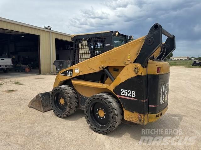 CAT 252B スキッドステアローダー