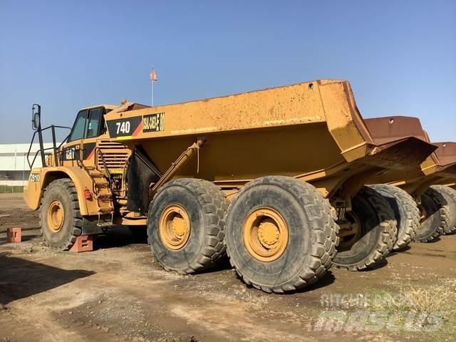 CAT 740 アーティキュレート式ダンプトラック