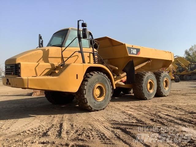 CAT 740 アーティキュレート式ダンプトラック