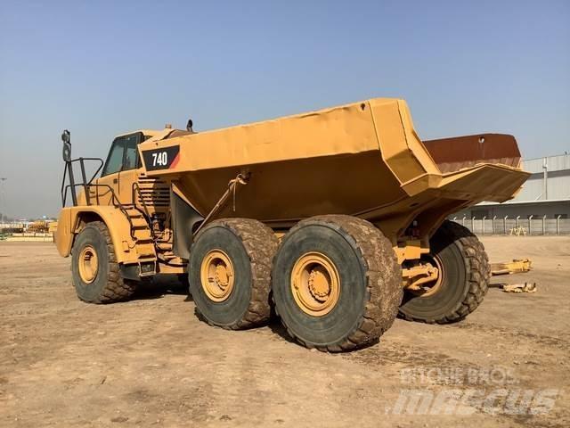 CAT 740 アーティキュレート式ダンプトラック